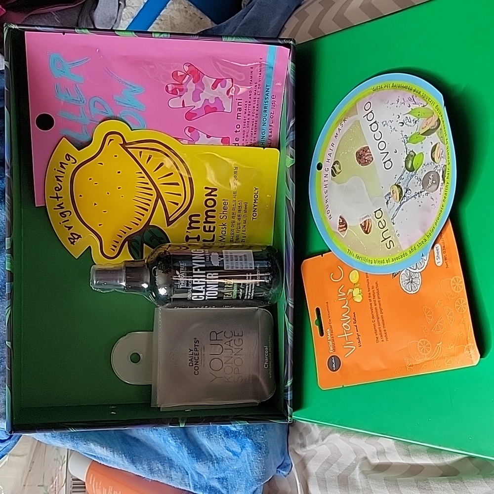 NWOT Treat Yourself Body Care Set - Picture 1 of 7